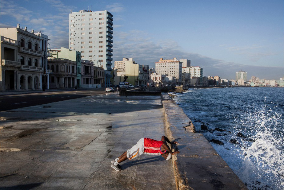 Ahmed Aguero exercises every morning in Havana Malecon.